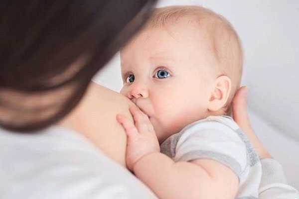 宝宝吃奶出汗怎么回事？或许这4个因素有关